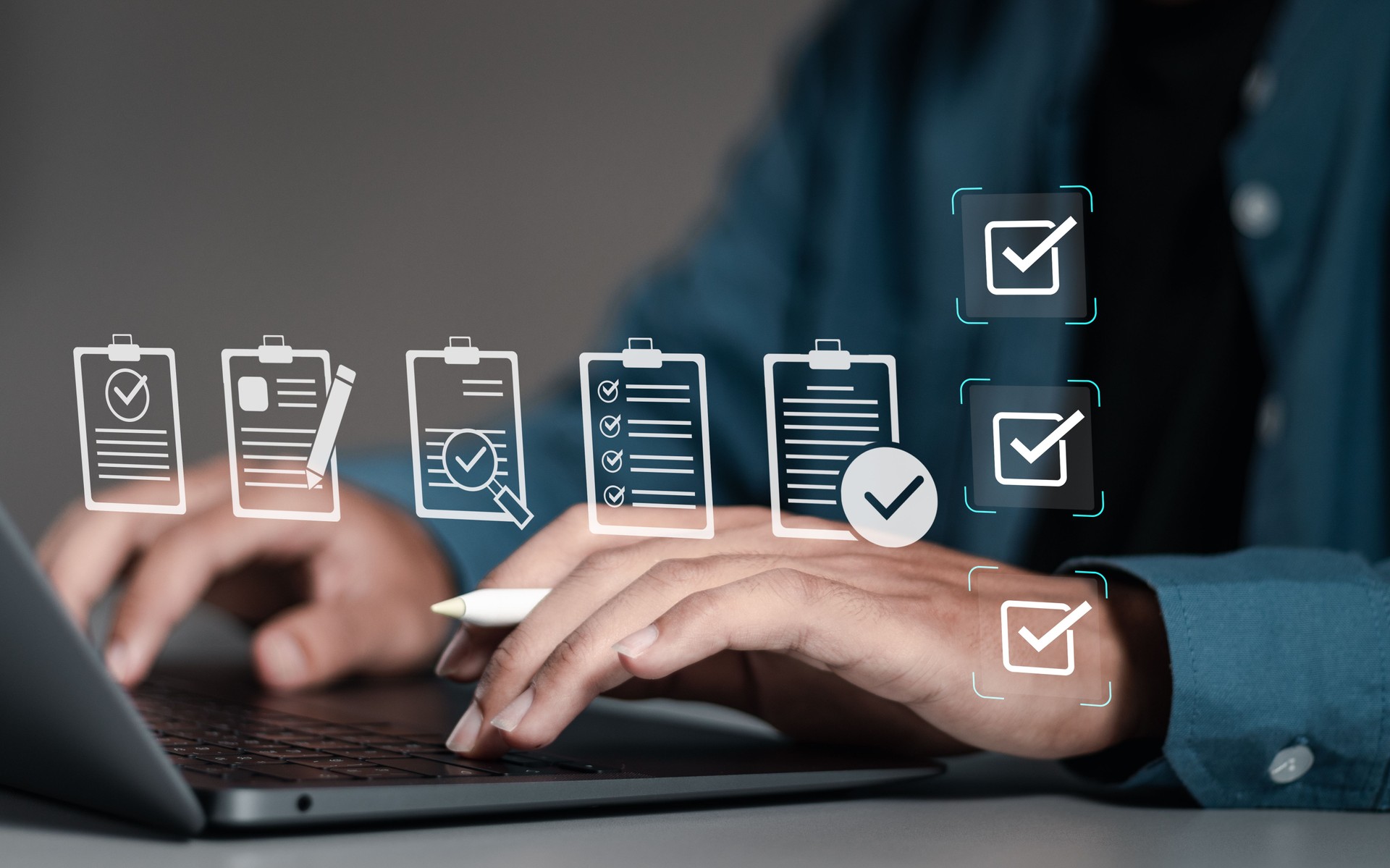 Hombre de negocios que usa una computadora portátil con un documento en línea para aprobar la garantía de calidad y la gestión de ERP, la gestión de la calidad con la garantía, el control de calidad y la mejora.