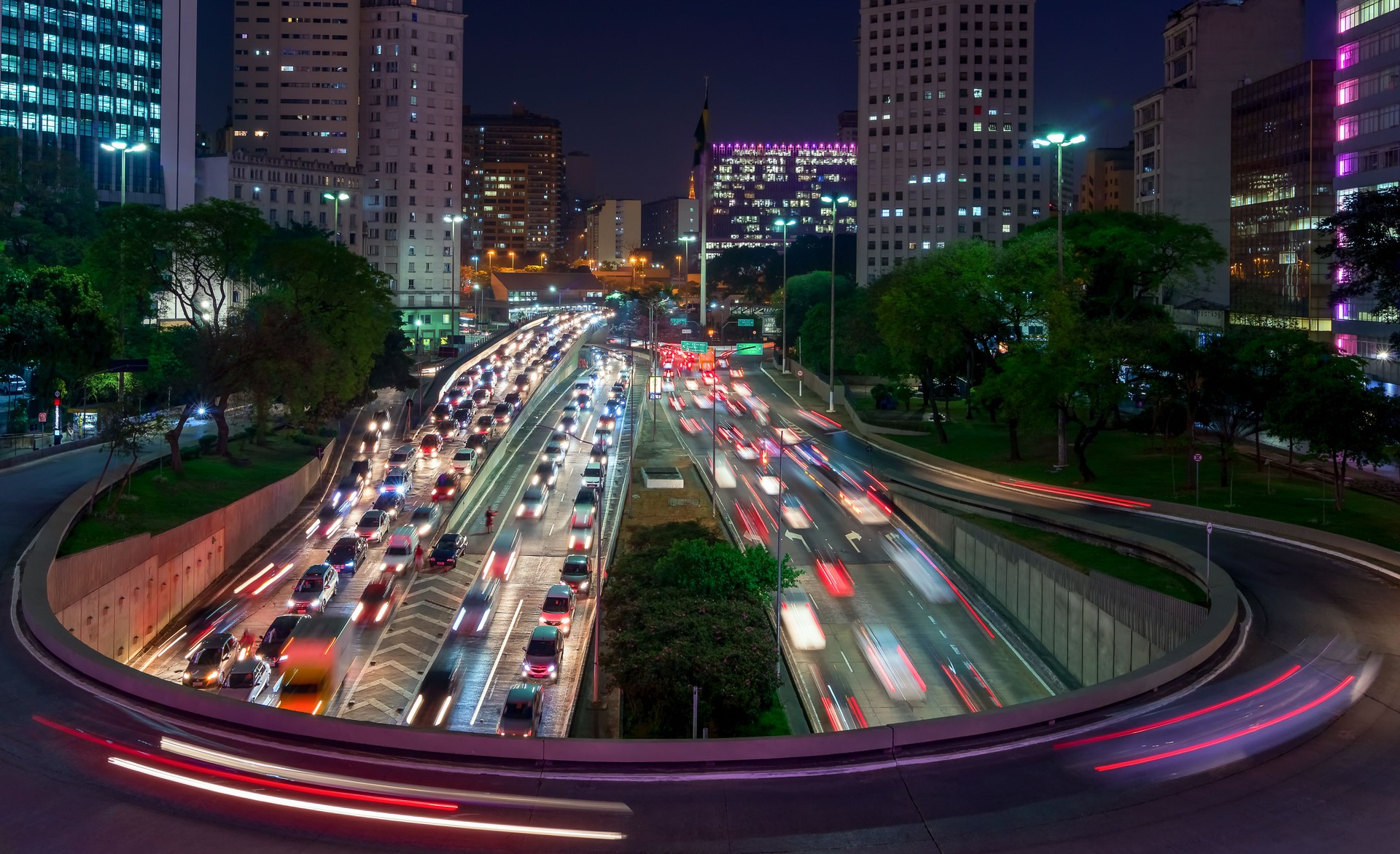 Vista nocturna desde un puente en el centro de Sao Paulo